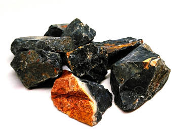 Gemstone Spotlight: Black Spinel vs. Black Onyx, What's the Difference?